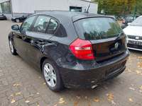 Skats no kreisās puses aizmugurē