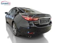 Skats no kreisās puses aizmugurē