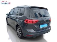 Skats no kreisās puses aizmugurē