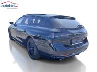 Skats no kreisās puses aizmugurē