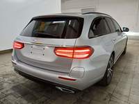 Pogled od pozadi desno