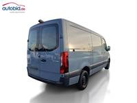 Pogled od pozadi desno