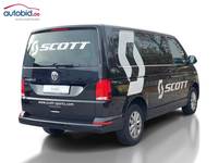 Pogled od pozadi desno