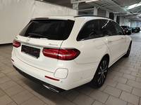 Pogled od pozadi desno