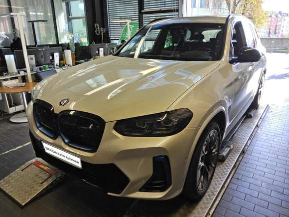 Skats no kreisās puses priekšā