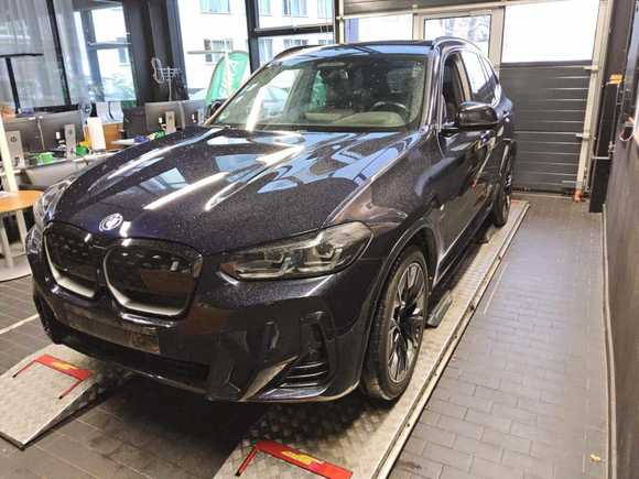 Skats no kreisās puses priekšā