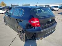 Vaade tagant vasakult