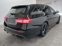 Skats no labās puses aizmugurē