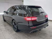 Skats no kreisās puses aizmugurē