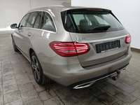 Skats no kreisās puses aizmugurē