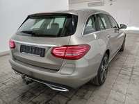 Skats no labās puses aizmugurē