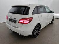 Skats no labās puses aizmugurē