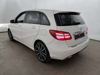 Skats no kreisās puses aizmugurē