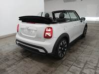 Skats no labās puses aizmugurē