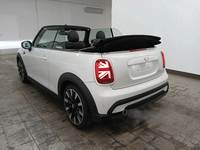 Skats no kreisās puses aizmugurē