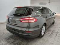 Skats no labās puses aizmugurē