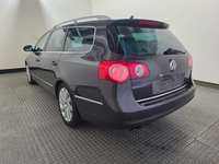 Vaade tagant vasakult