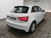 Skats no labās puses aizmugurē