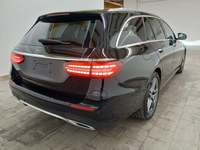 Skats no labās puses aizmugurē