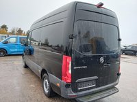 Vaade tagant vasakult