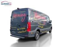 Pogled od pozadi desno