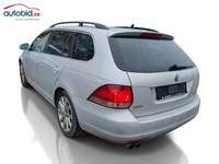 Skats no kreisās puses aizmugurē