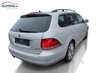 Skats no labās puses aizmugurē