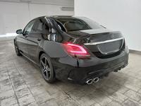 Vaade tagant vasakult