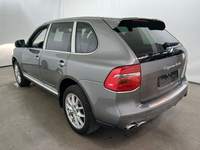 Vue de l’arrière gauche