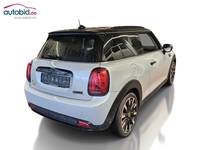 Skats no labās puses aizmugurē