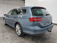 Skats no kreisās puses aizmugurē