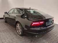 Vaade tagant vasakult