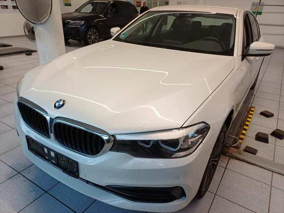 Skats no kreisās puses priekšā