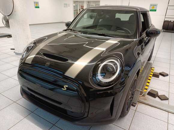 Skats no kreisās puses priekšā