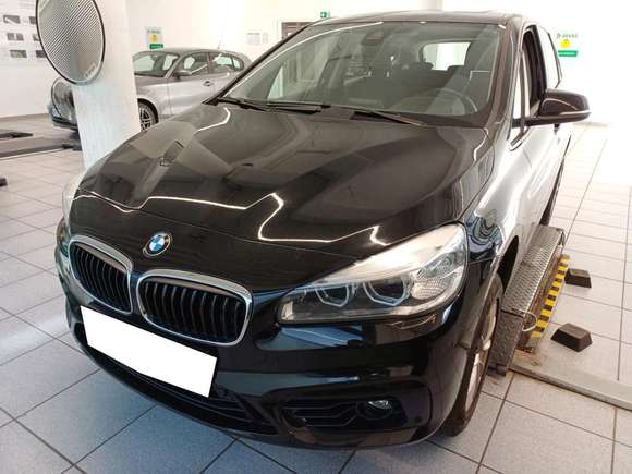 Skats no kreisās puses priekšā