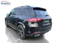 Skats no kreisās puses aizmugurē