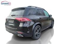 Skats no labās puses aizmugurē