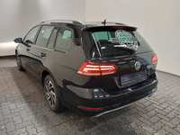 Vaade tagant vasakult