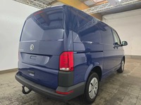 Skats no labās puses aizmugurē