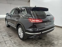 Skats no kreisās puses aizmugurē