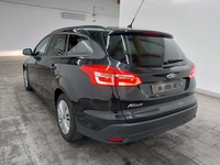 Skats no kreisās puses aizmugurē