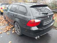 Skats no kreisās puses aizmugurē