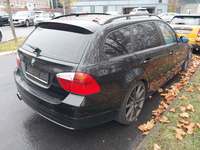 Skats no labās puses aizmugurē