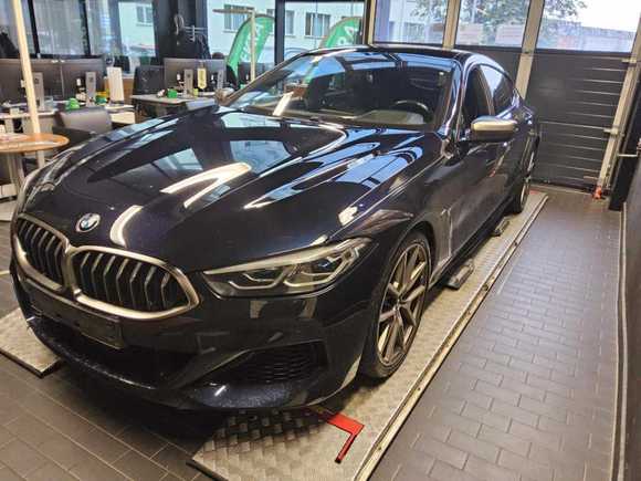 Skats no kreisās puses priekšā