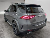 Skats no kreisās puses aizmugurē