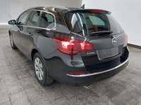 Skats no kreisās puses aizmugurē