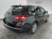 Skats no labās puses aizmugurē