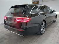 Skats no labās puses aizmugurē