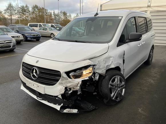 Skats no kreisās puses priekšā