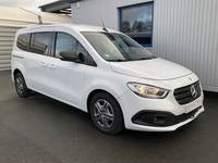 Skats no labās puses priekšā